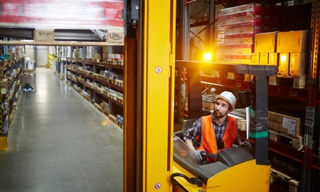 Carretillas elevadoras trilaterales: la solución para los almacenes más estrechos