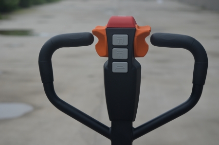 Promoción Transpaleta Eléctrica con Ruedas Estabilizadoras